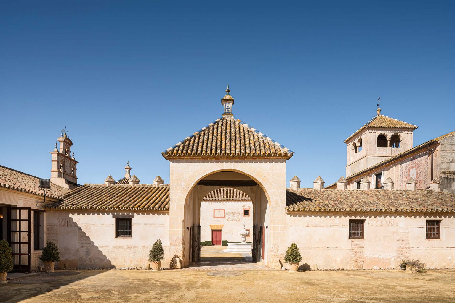 Torre mirador y portada de la hacienda bajo un cielo despejado