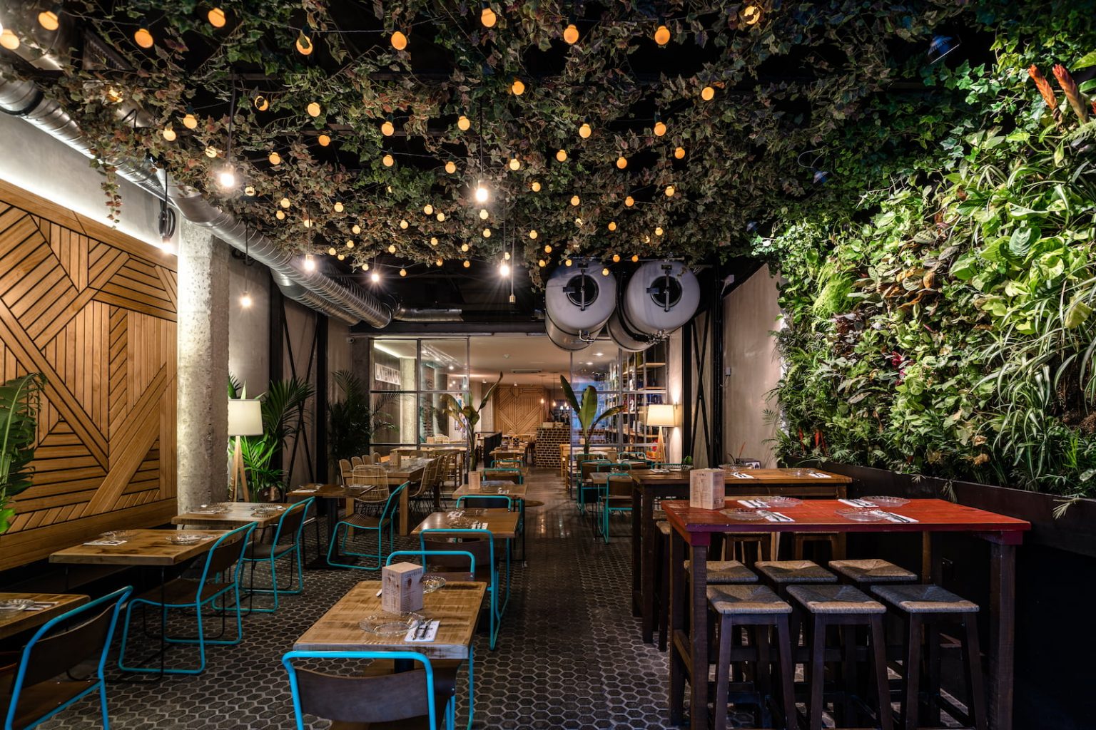 Techo de vegetación con naranjas y bombillas sobre el comedor, en el restaurante La Terraza