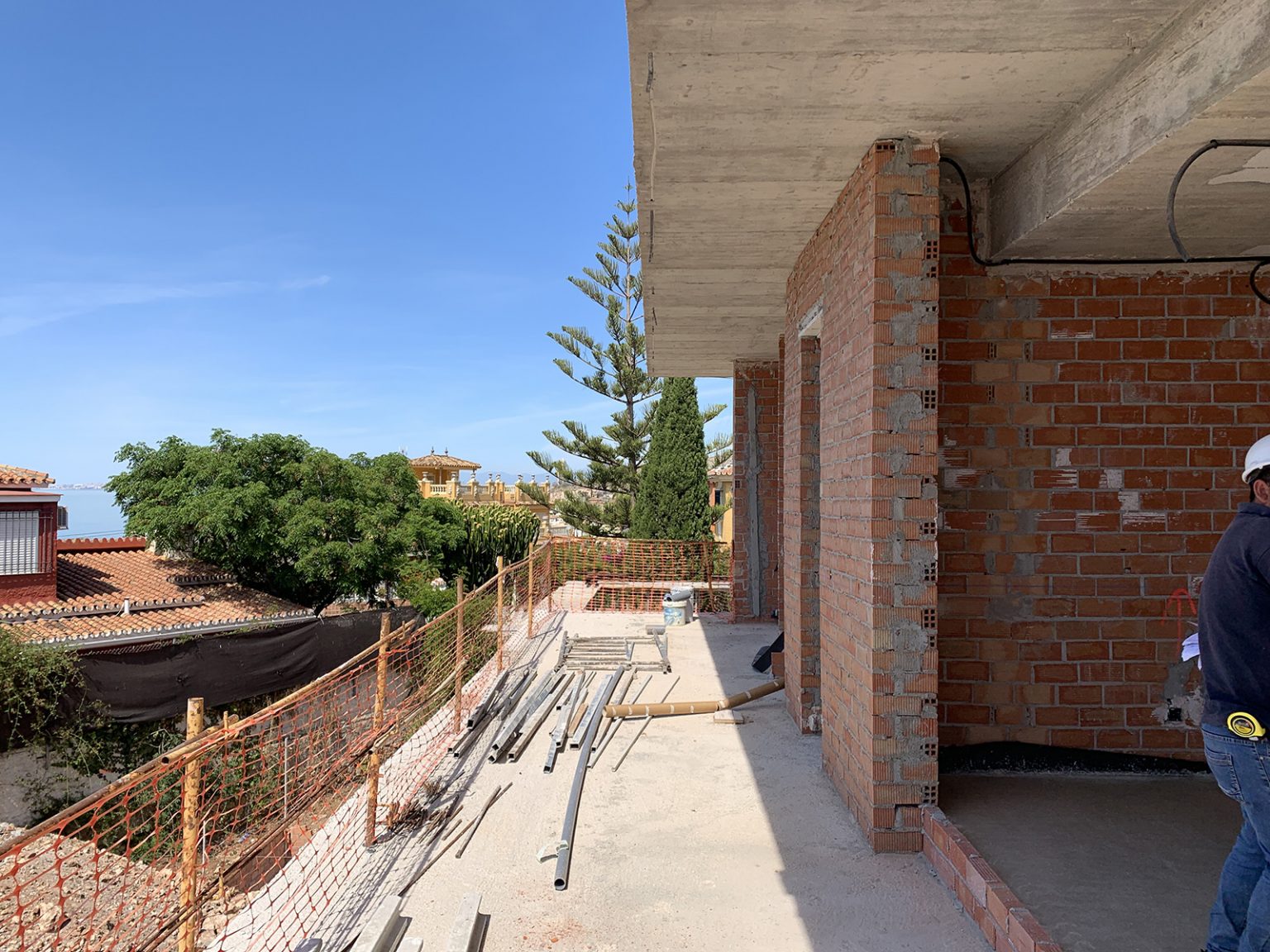 Terraza en obra abierta al mar, sobre el forjado de hormigón de la vivienda