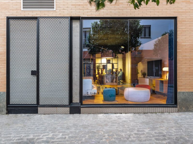 Escaparate de la oficina con puertas de chapa estirada y el interior iluminado