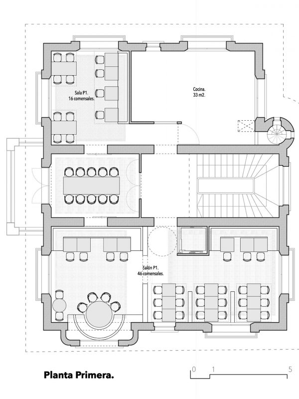 Plano de la planta primera con el salón, la sala de comensales y la cocina