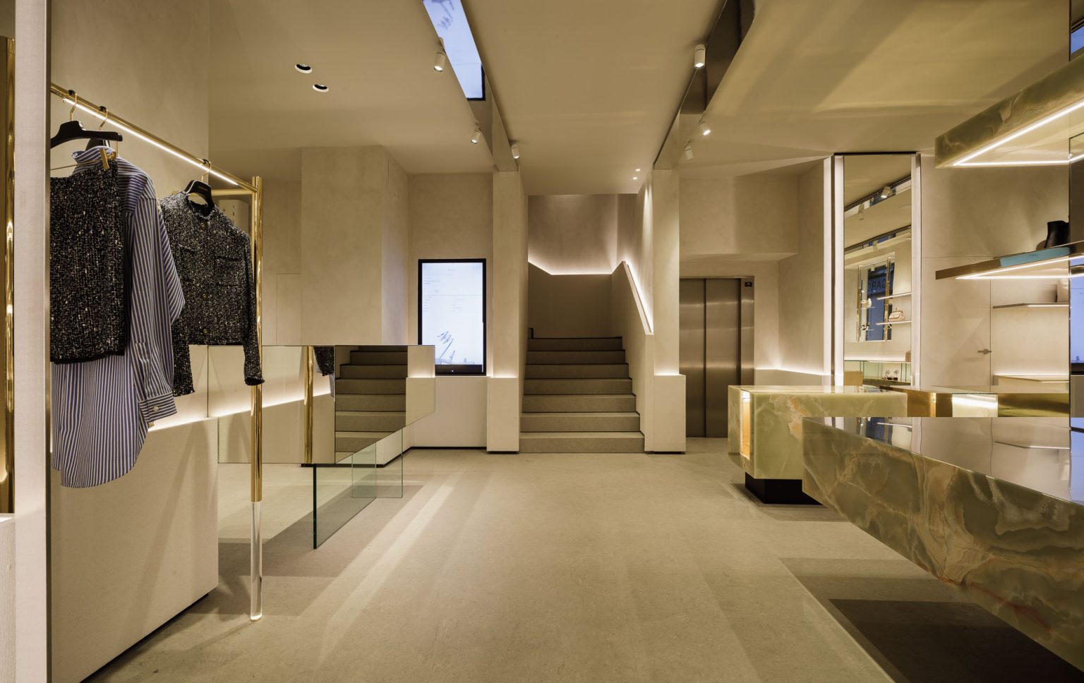 Sala de la tienda con expositores de ónice retroiluminado, en Palazzo Belli