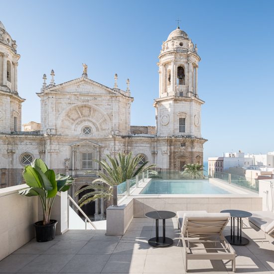 Azotea con piscina y vistas a la catedral en el Hotel Olom Cádiz